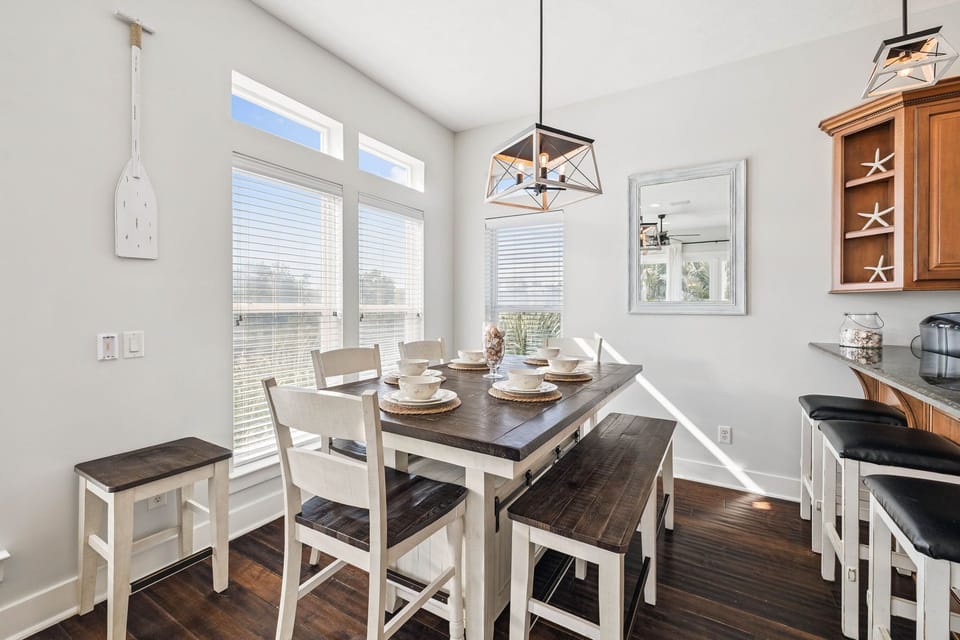Dining Area - Offering Seating for 6+