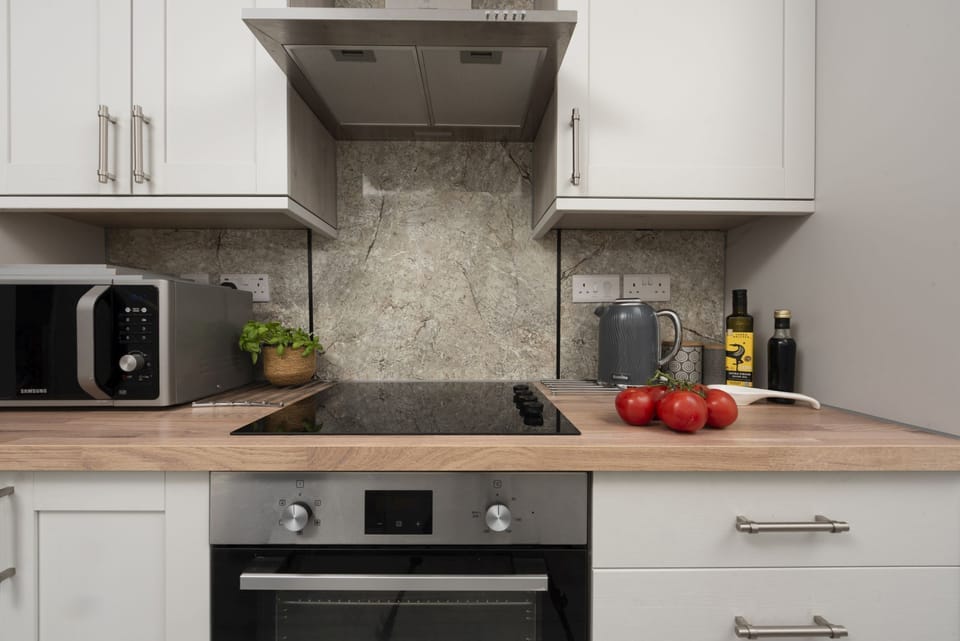 Electric oven and hob - Bryher Cottage, Stay Ca Holidays