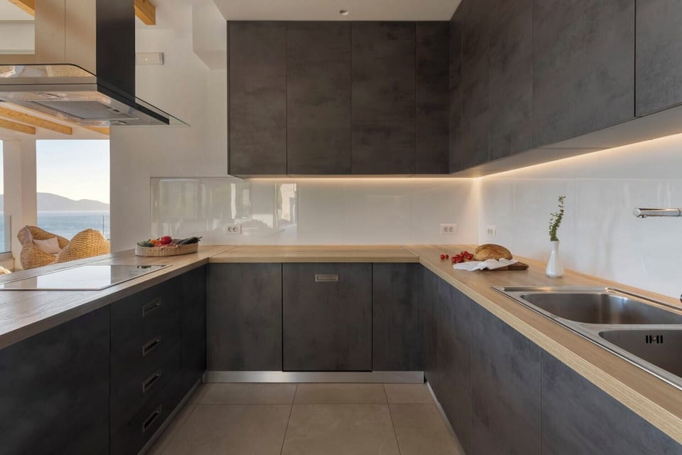 Views are on tap also in the well-equipped modern kitchen.