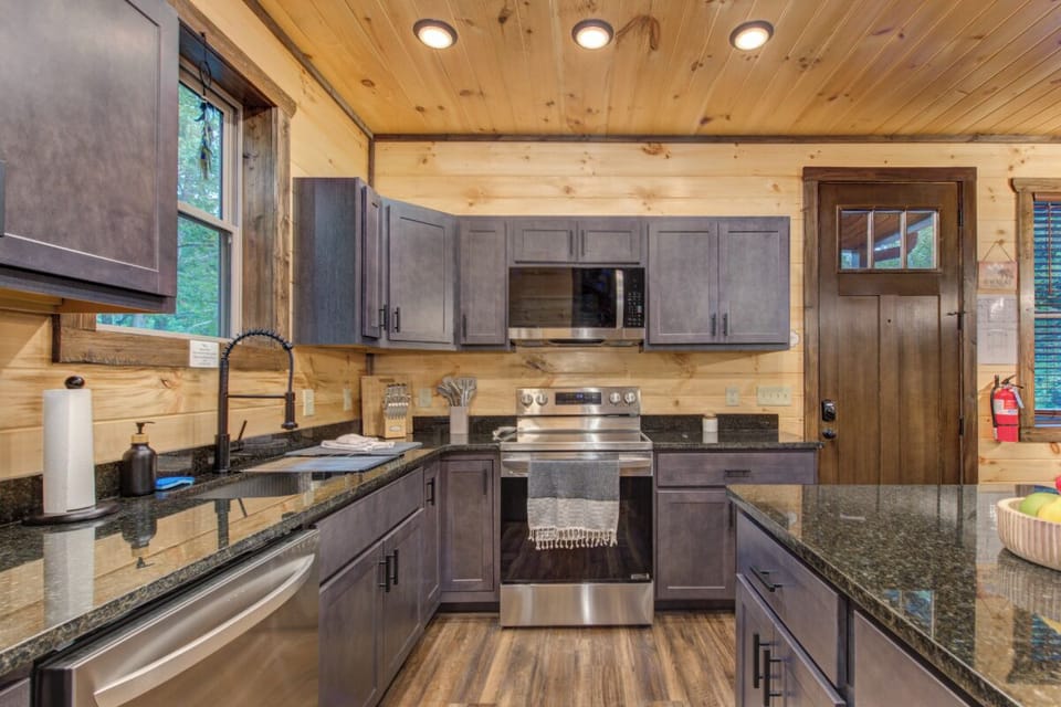 Dreamcatcher Lodge's fully-equipped kitchen