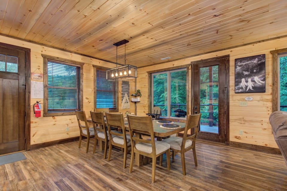 Dreamcatcher Lodge's inviting dining area