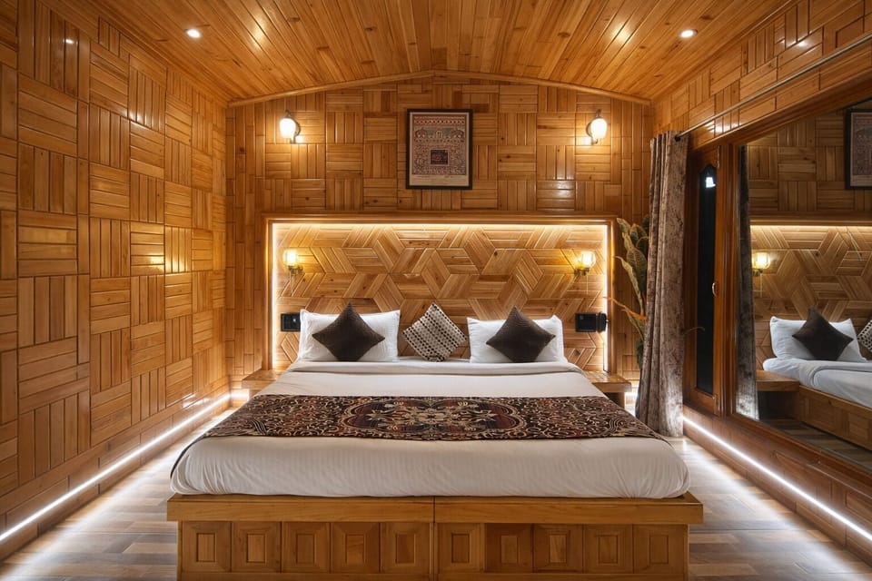 Cottage room | In-room safe, desk, laptop workspace, blackout drapes