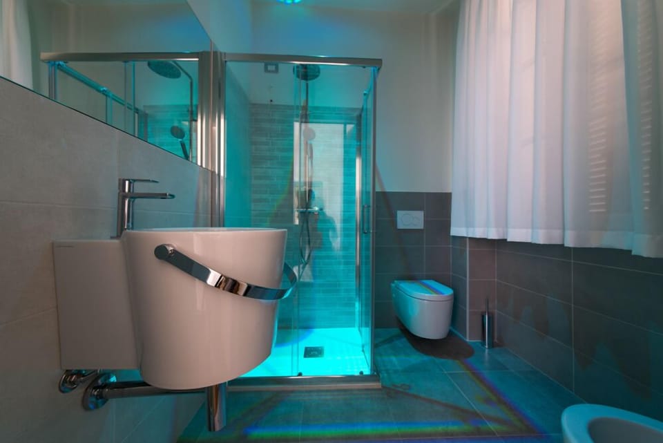 Comfort Double Room | Bathroom | Shower, free toiletries, hair dryer, bidet