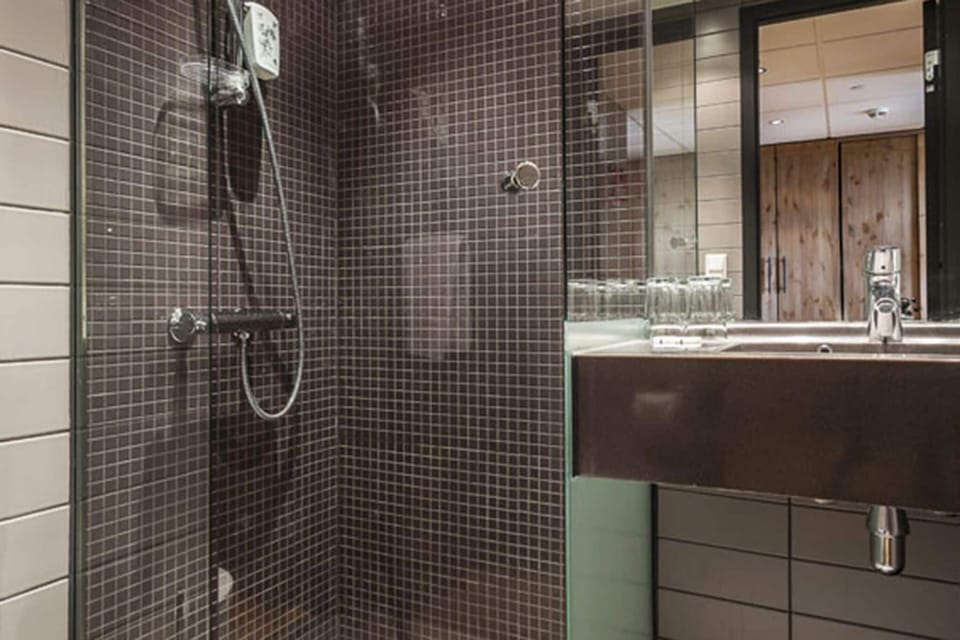 Family Double Room | Bathroom | Hair dryer, towels, soap, shampoo