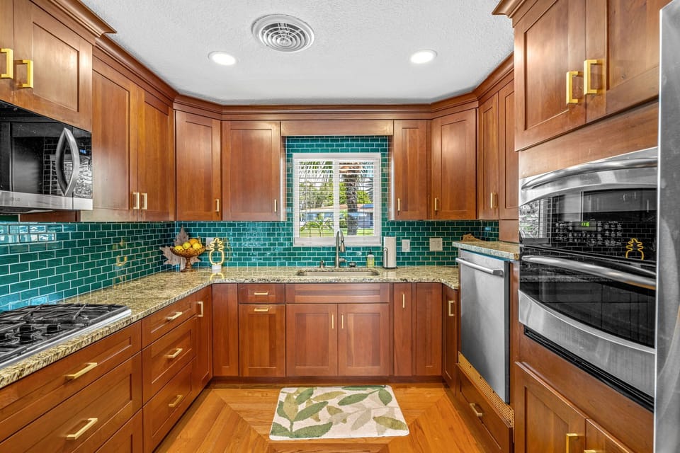 House (4 Bedrooms) | Private kitchen | Coffee/tea maker, fridge, microwave, oven