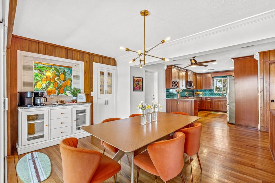 House (4 Bedrooms) | Living area | 50-inch TV with cable channels