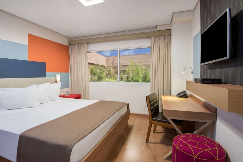 Deluxe King, 12 to 24 hours stay (international departure, passengers only) | Desk, blackout drapes, soundproofing, free WiFi
