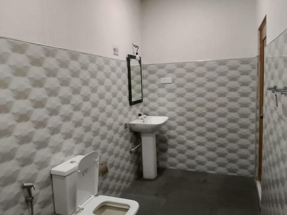 Shower, free toiletries, soap, toilet paper
