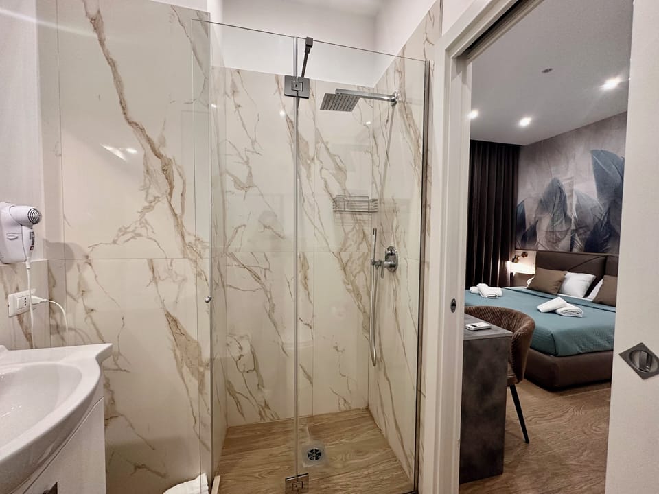 Deluxe Room, City View | Bathroom | Shower, hair dryer, bidet, towels