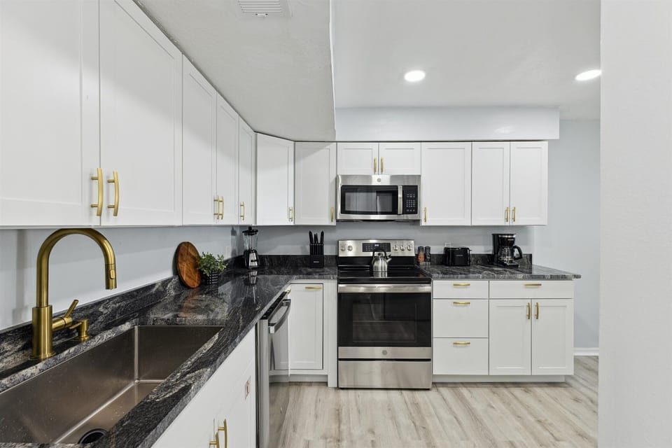 House (3 Bedrooms) | Private kitchen | Fridge, microwave, oven, stovetop