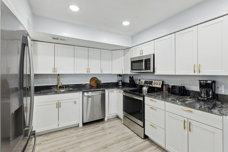 House (3 Bedrooms) | Private kitchen | Fridge, microwave, oven, stovetop