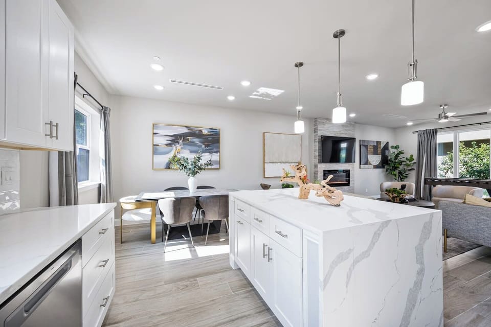 Let's let the sunshine in! Big windows to maximize the natural light. 