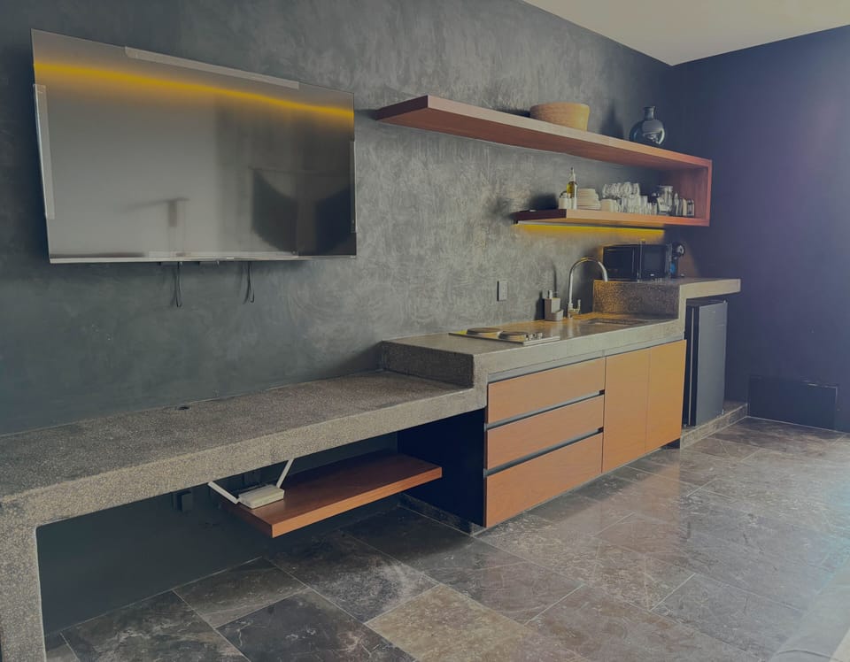 Microwave, cookware/dishes/utensils