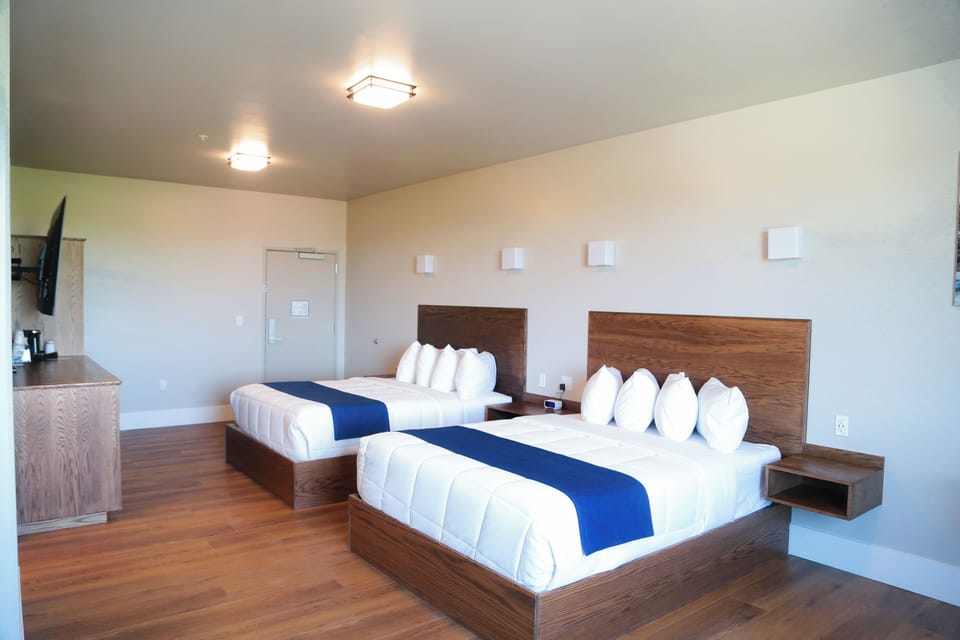 Premium bedding, in-room safe, travel crib, WiFi (free)
