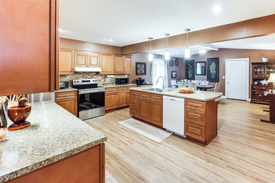 Kitchen | Cooking Basics | Stove/Oven | Breakfast Bar