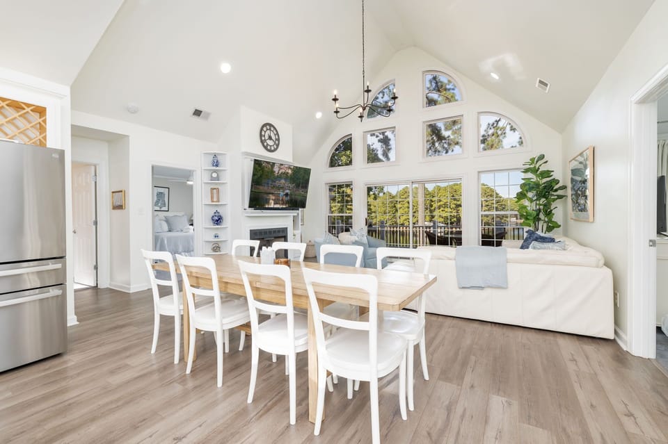 Dining for 8 with extra island seating.