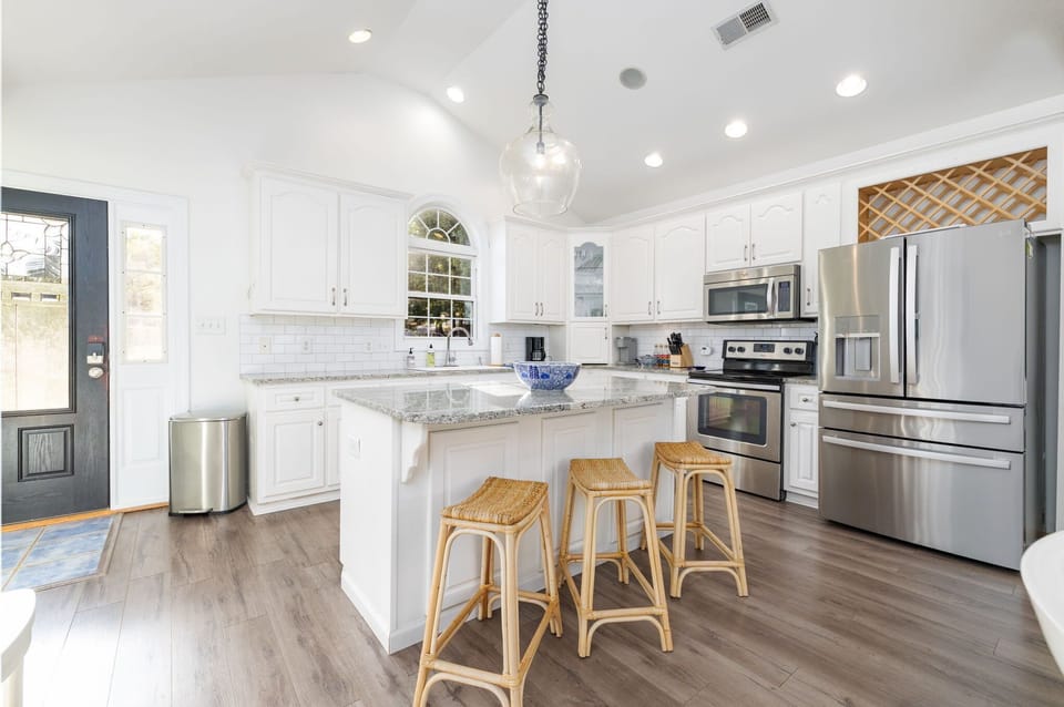 Fully stocked kitchen for family meals & entertaining.