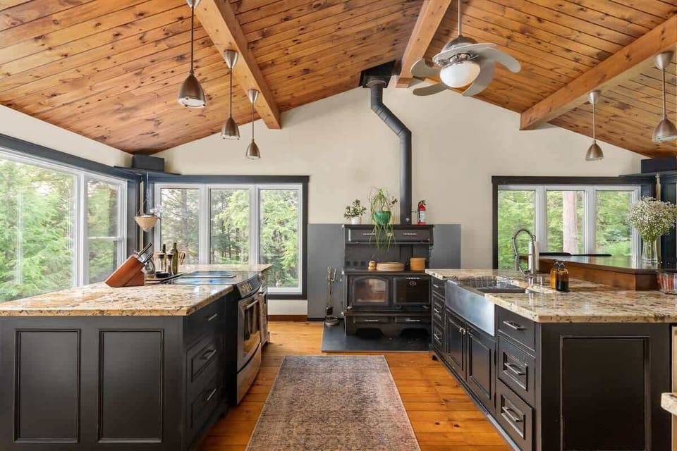This gourmet kitchen—with a view—can turn anyone into a Michelin chef (at least in spirit). Fully equipped with every utensil you need to create a delicious family meal.