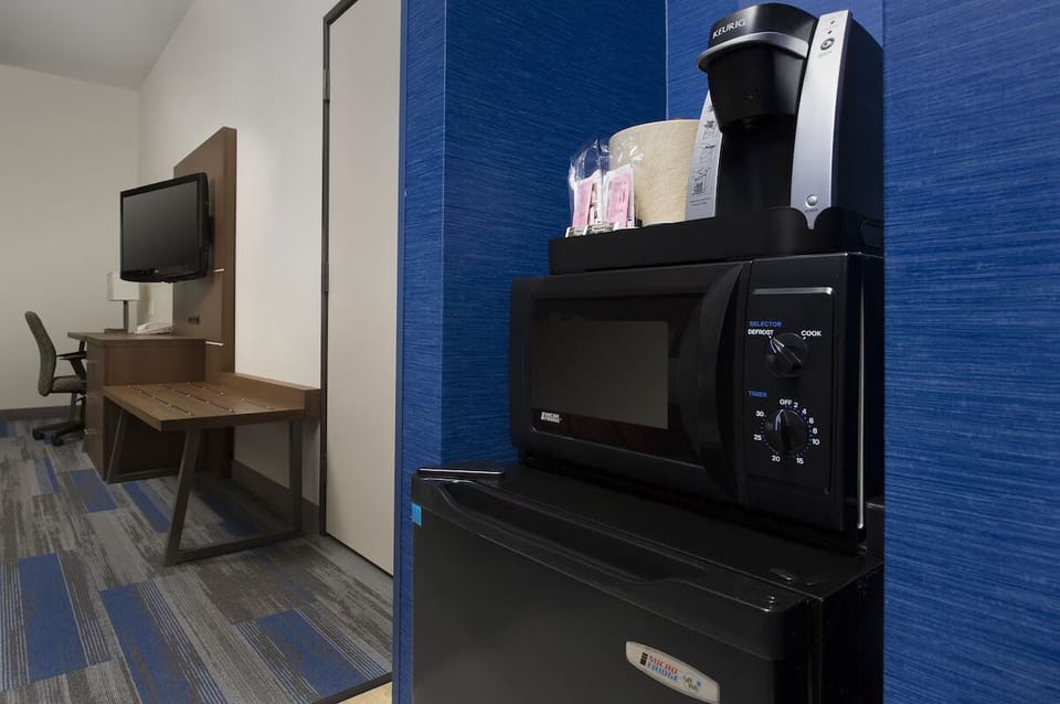 Settle in with a handy fridge and workspace for easy stays.