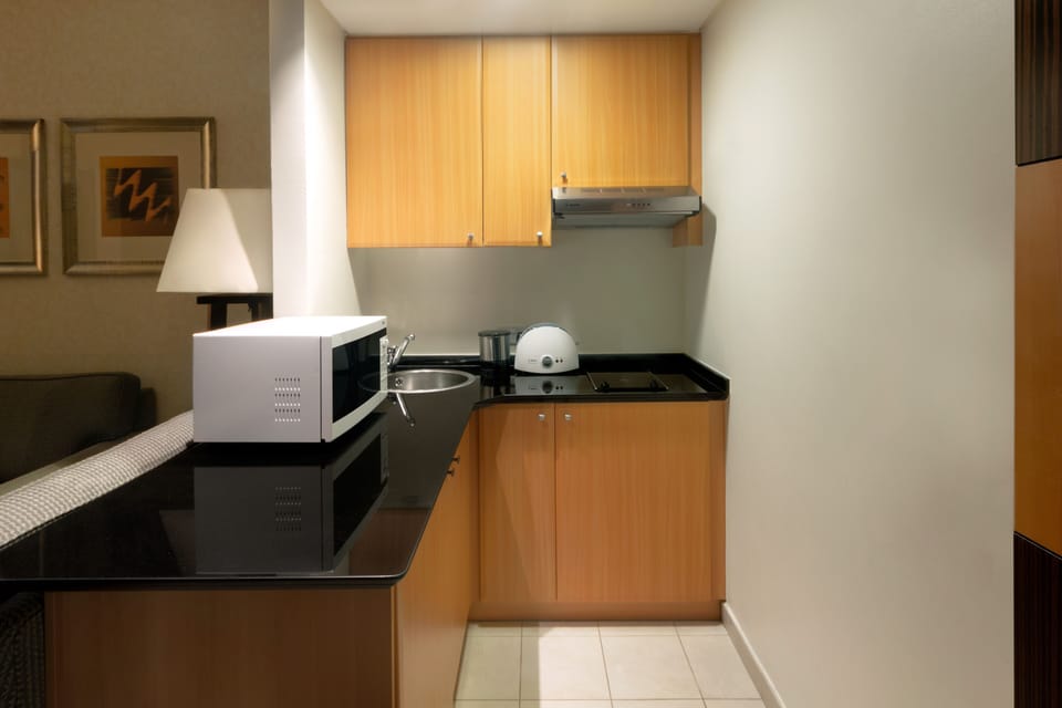 Studio | Shared kitchen | Microwave, coffee/tea maker, electric kettle, cookware/dishes/utensils
