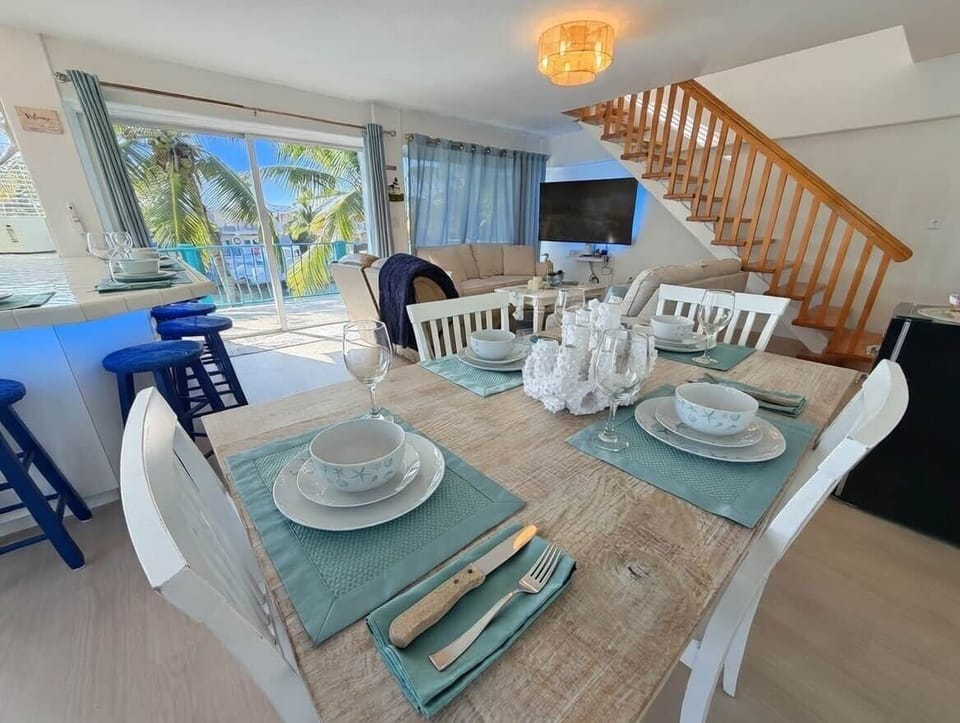 Dining room with Full set of tableware