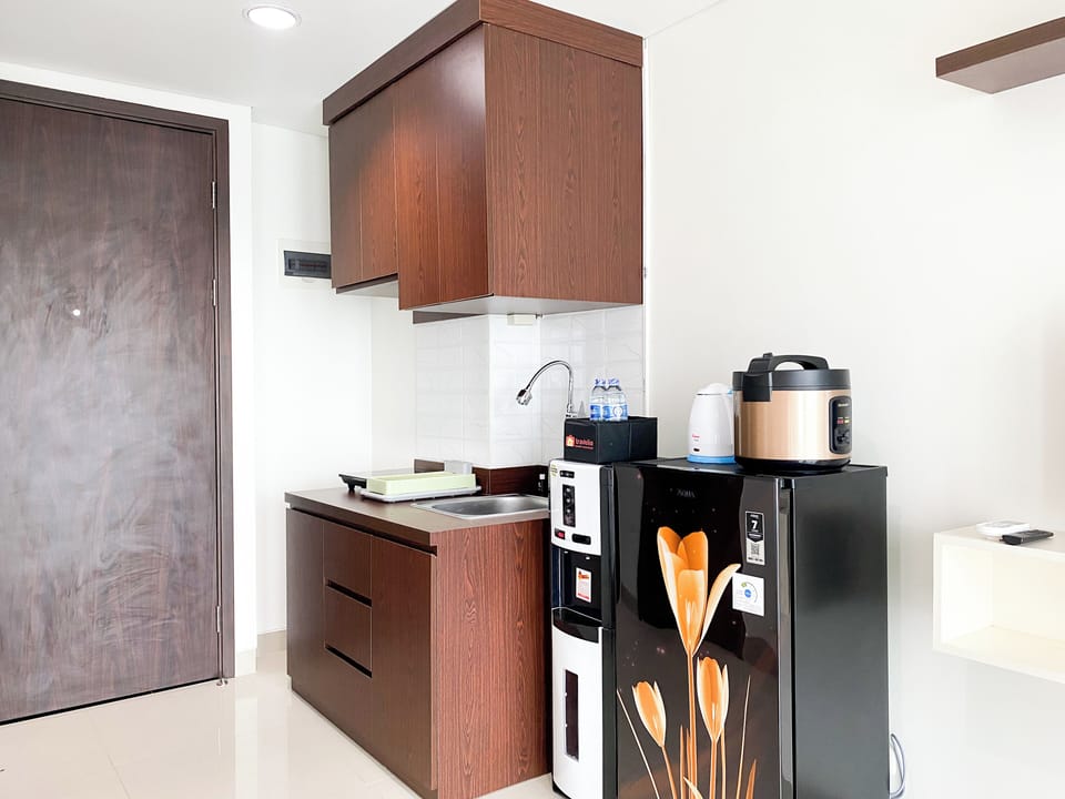 Standard Apartment | Private kitchen | Fridge, cookware/dishes/utensils