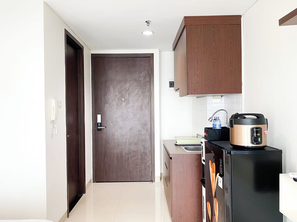 Standard Apartment | Private kitchen | Fridge, cookware/dishes/utensils