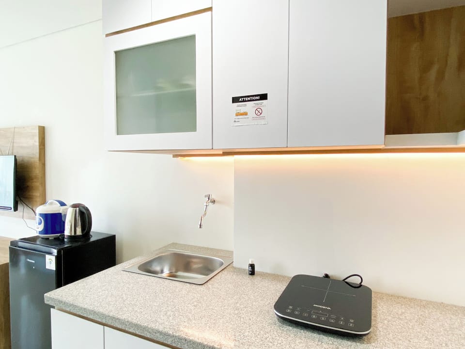 Standard Apartment | Private kitchen | Fridge, cookware/dishes/utensils