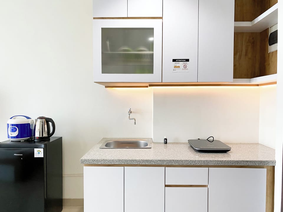 Standard Apartment | Private kitchen | Fridge, cookware/dishes/utensils