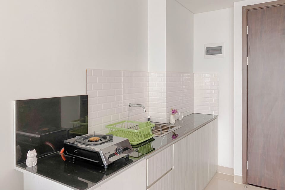 Standard Apartment | Private kitchen | Fridge, cookware/dishes/utensils