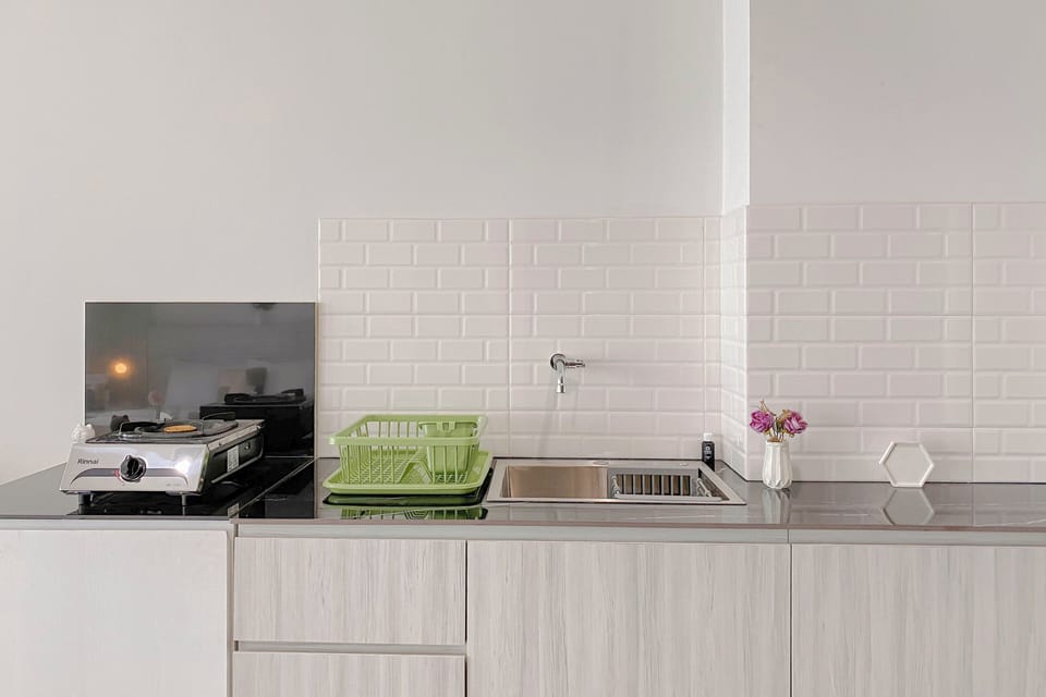 Standard Apartment | Private kitchen | Fridge, cookware/dishes/utensils