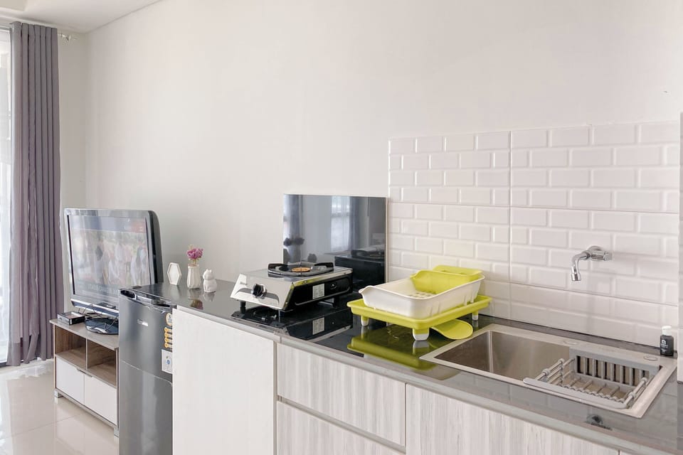 Standard Apartment | Private kitchen | Fridge, cookware/dishes/utensils