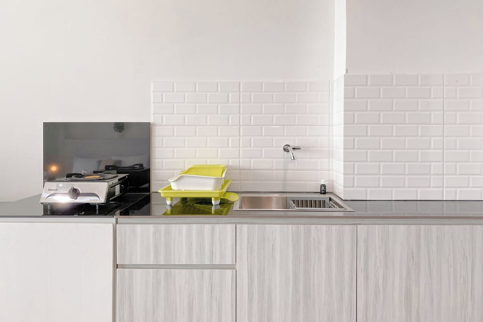 Standard Apartment | Private kitchen | Fridge, cookware/dishes/utensils
