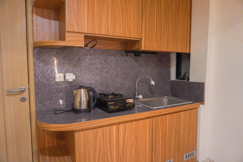 Standard Apartment | Private kitchen | Fridge, cookware/dishes/utensils