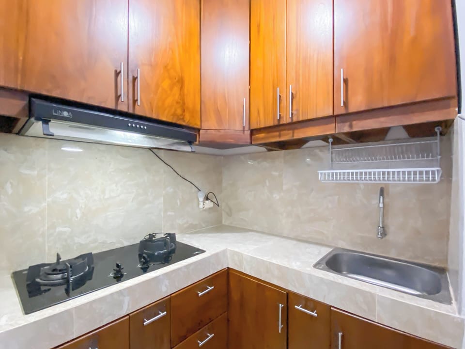 Standard Apartment | Private kitchen | Fridge, cookware/dishes/utensils