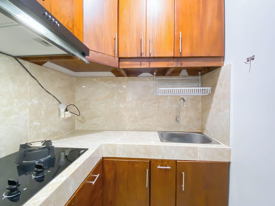 Standard Apartment | Private kitchen | Fridge, cookware/dishes/utensils