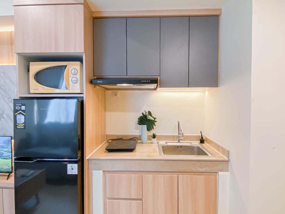 Standard Apartment | Private kitchen | Cookware/dishes/utensils
