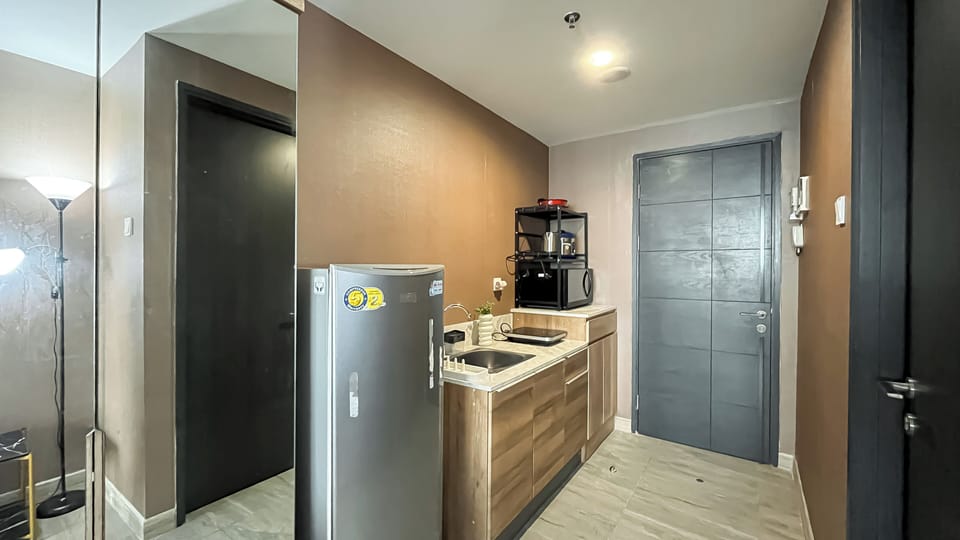 Standard Apartment | Private kitchen | Fridge, cookware/dishes/utensils