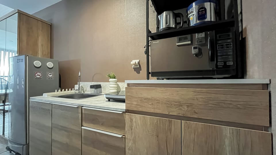Standard Apartment | Private kitchen | Fridge, cookware/dishes/utensils