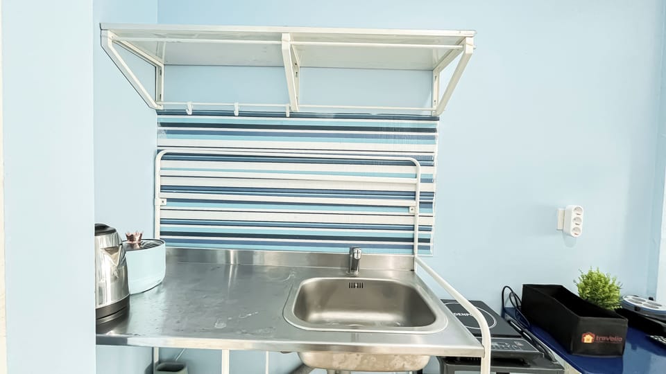 Standard Apartment | Private kitchen | Cookware/dishes/utensils