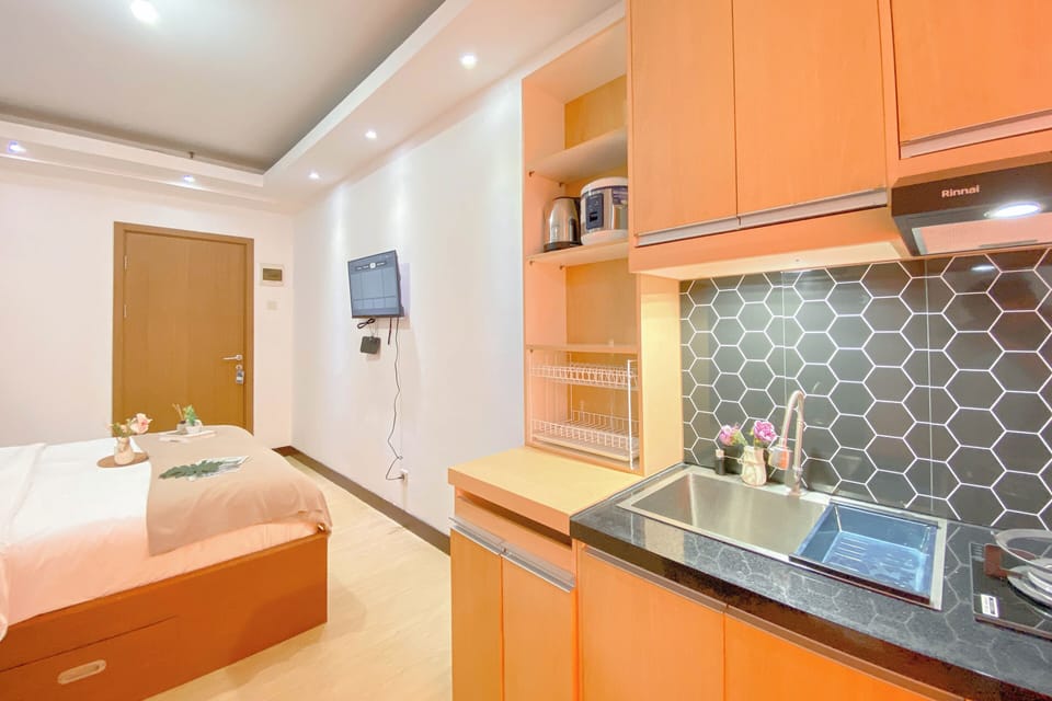Standard Apartment | Private kitchen | Fridge, cookware/dishes/utensils
