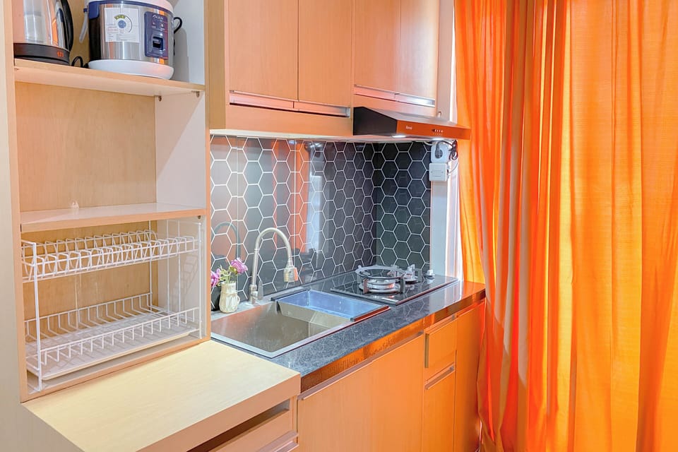 Standard Apartment | Private kitchen | Fridge, cookware/dishes/utensils