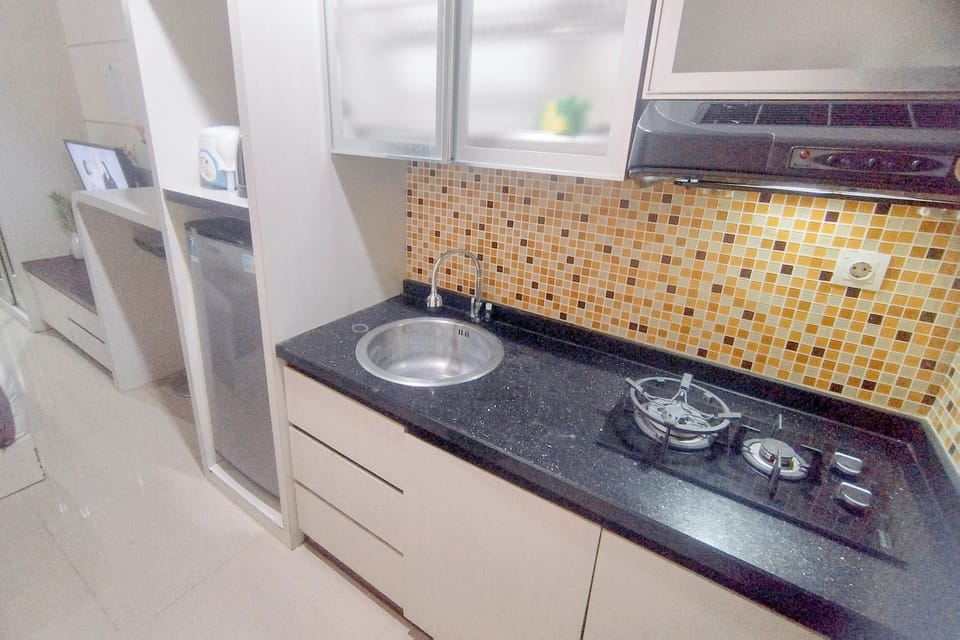 Standard Apartment | Private kitchen | Fridge, cookware/dishes/utensils