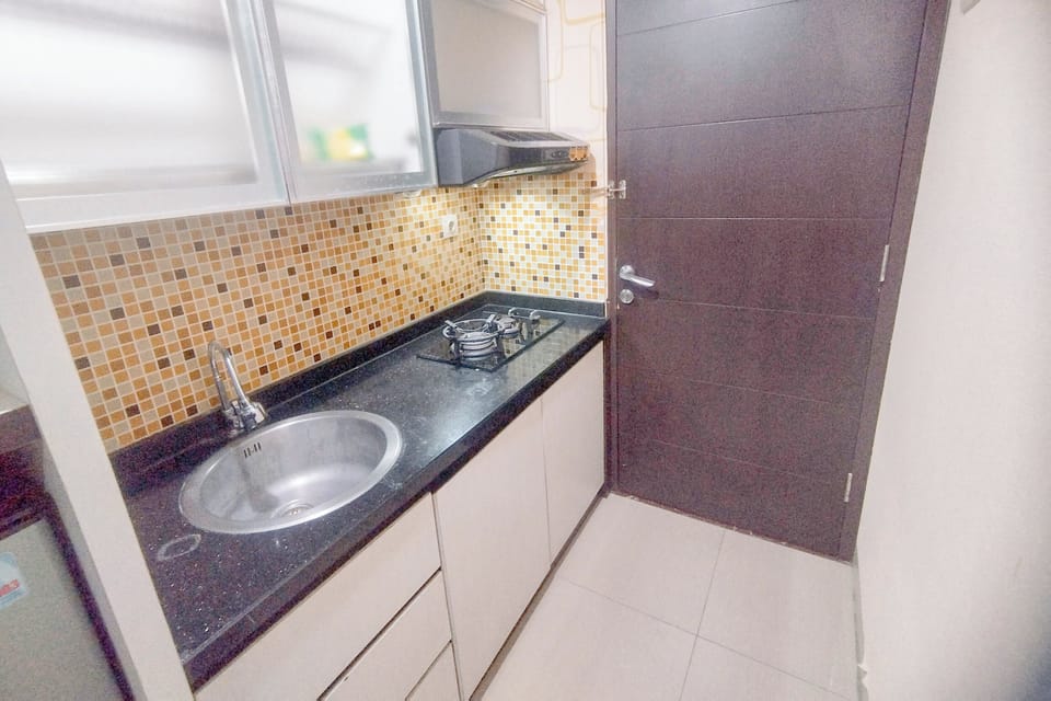 Standard Apartment | Private kitchen | Fridge, cookware/dishes/utensils