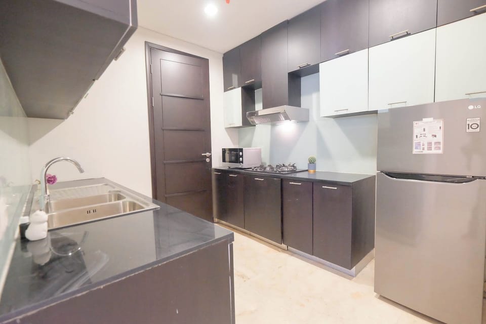 Standard Apartment | Private kitchen | Fridge, cookware/dishes/utensils
