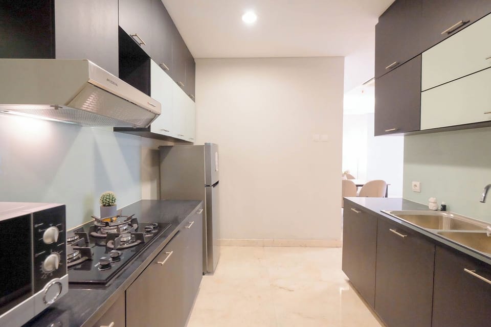 Standard Apartment | Private kitchen | Fridge, cookware/dishes/utensils