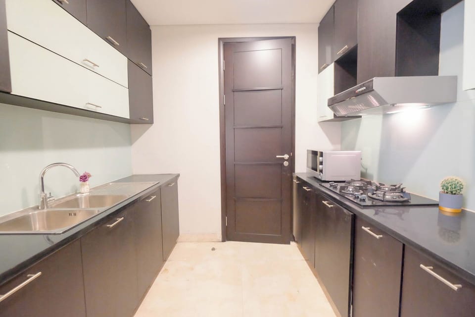 Standard Apartment | Private kitchen | Fridge, cookware/dishes/utensils