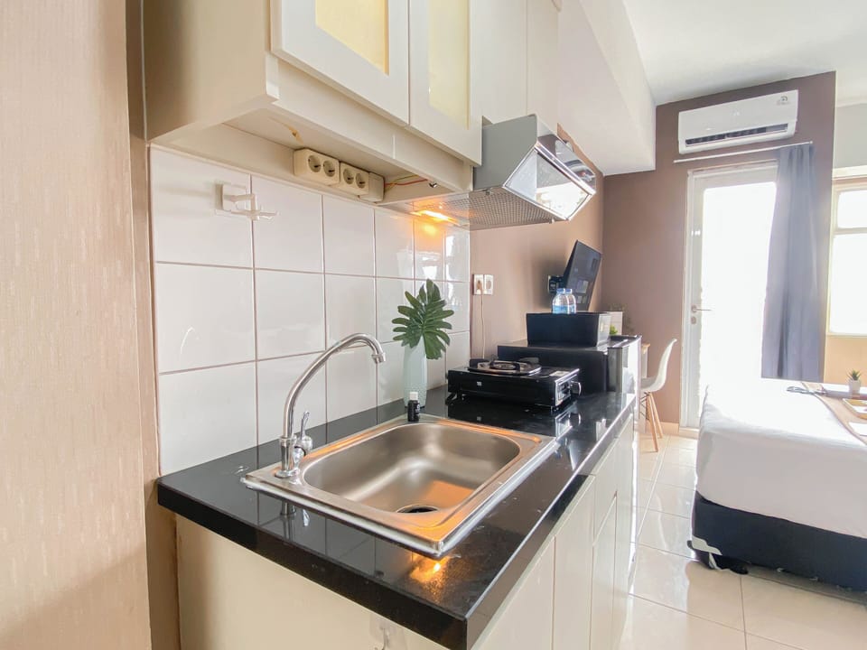 Standard Apartment | Private kitchen | Fridge, cookware/dishes/utensils