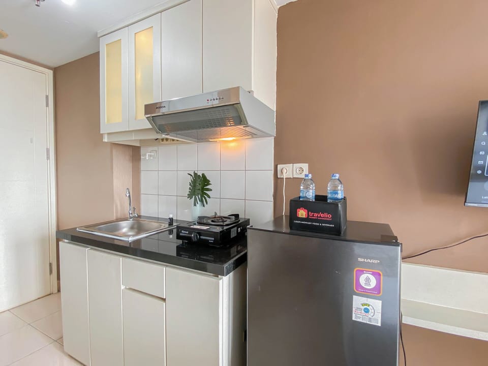 Standard Apartment | Private kitchen | Fridge, cookware/dishes/utensils