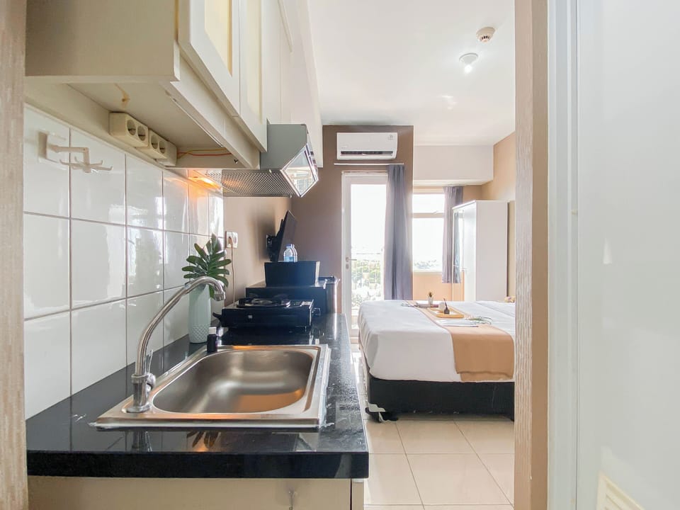 Standard Apartment | Private kitchen | Fridge, cookware/dishes/utensils